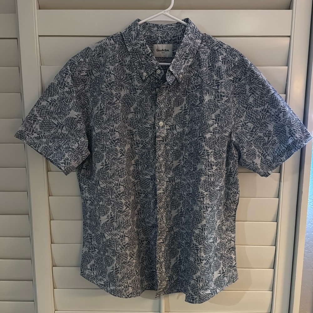 Men’s short sleeve button up.